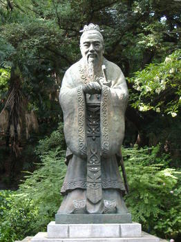 Confucius_Statue_at_the_Yushima_Seido.jpg